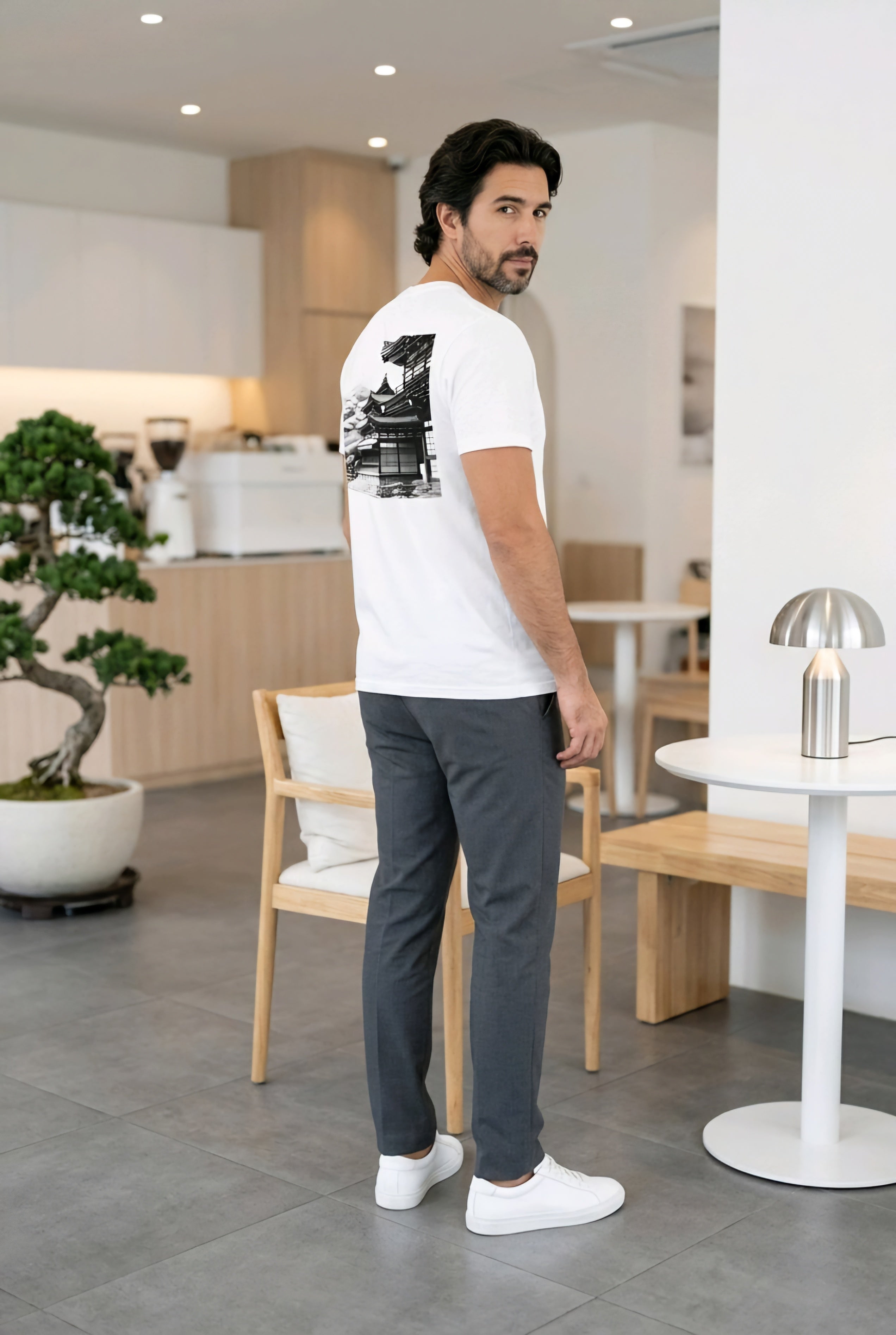 Unisex-Kominka-Premium-Shirt von Banpuku, weiches Stoff, schlichtes Design, perfekte Passform, auf der Abbildung sichtbar