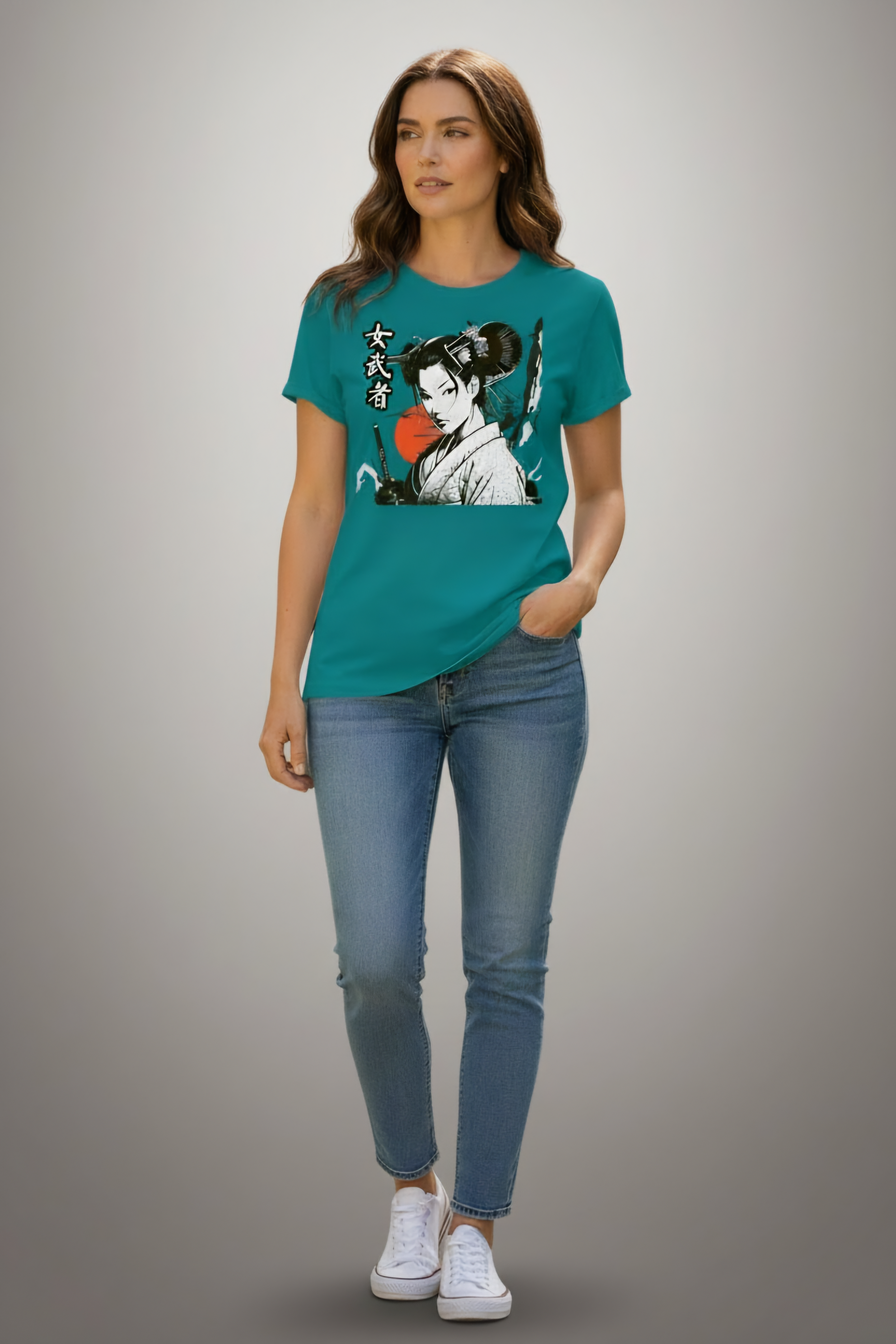 Auf einem Damen-Shirt von Banpuku ist eine stilisierte Onna-Bugeisha Kriegerin in traditioneller Rüstung zu sehen.